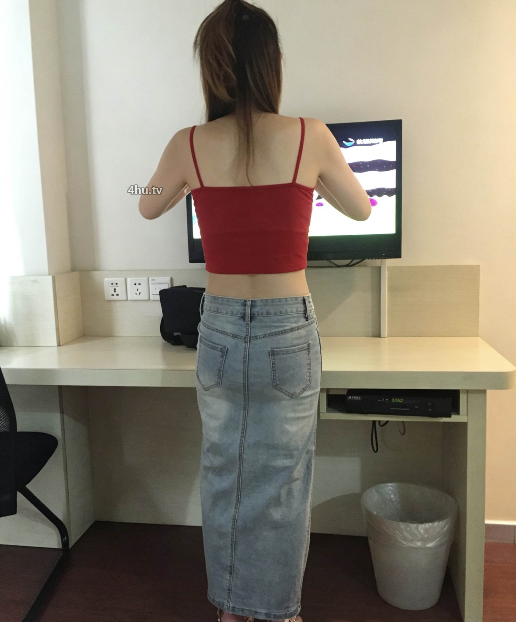 约炮170高挑人妻，高冷的外部风骚内里，毛多旺盛是个骚逼[20P+1V]